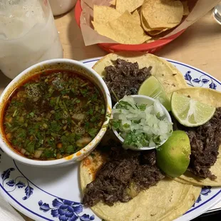 Tacos De birria y consume