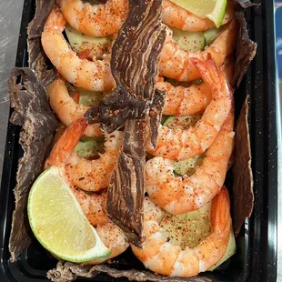Charola Personal con pepino camaron botana y carne seca
