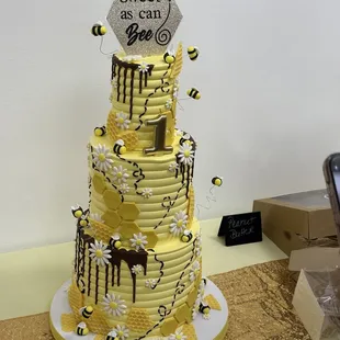 Bumblebee cake