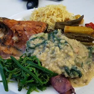 Bangus, mungo with parya, rabung, pinakbet, salad and adobo pusit. It was yummy... just like mom's.