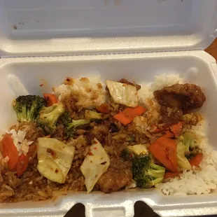 The General sows was dry as a bone heavy on rice hardly any chicken would not eat here again