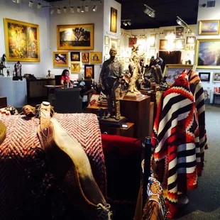 Browsing THE place for top Western art! #NativeAmerican #EarlyAmerican #Contemporary #MCLifeRocksTucson #MCLifeEatShopPlay