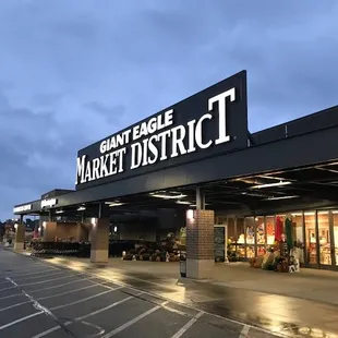 Front of the Giant Eagle Market District.