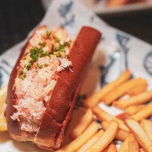 DUNGENESS CRAB ROLL  IG:desireanavarro