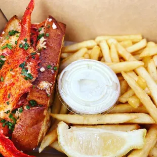 LOBSTER ROLL