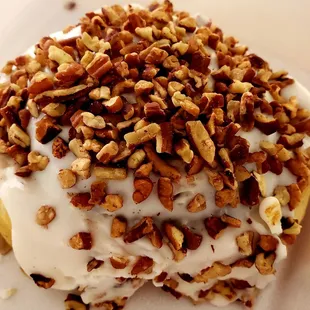 Cinnamon roll with pecans