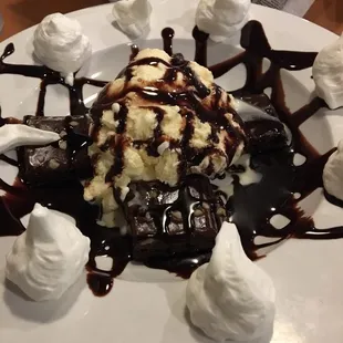 Look closely and see the boxed snack brownies underneath the ice cream and chocolate sauce lolllll