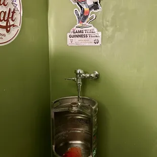 Men&apos;s Room