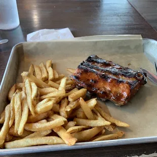 Rib basket and spicy fries, great flavor!