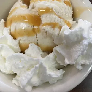 Cinnamon ice cream with caramel drizzle