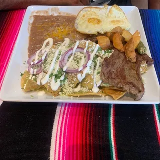 Chilaquiles con carne y huevos