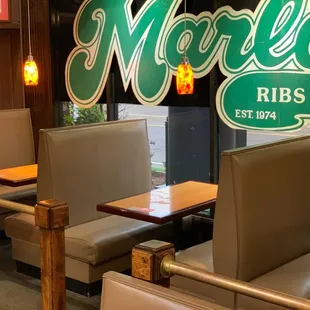 Marlowe&apos;s seating