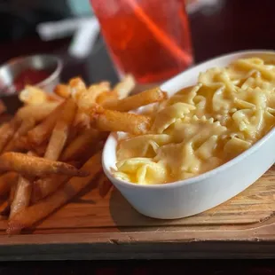 macaroni and cheese with fries