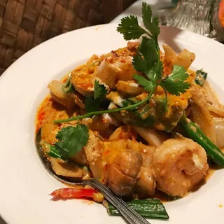 Prawns and Scallops Pad Phong Ka Ree