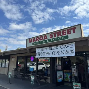 the front of maroa street deli and liquor
