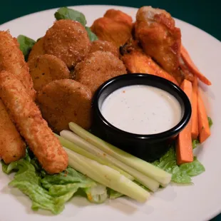 Marris Platter- wings, mozzarella sticks and fried zucchini!