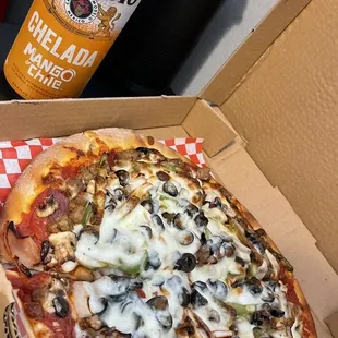 Small Matterhorn Deluxe Pizza