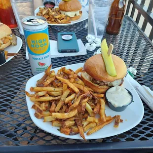 Swiss burger and rosemary fries are yummy!!
