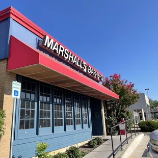 ows the front of marshall's bar - q