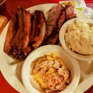 ows meat, mashed potatoes, and bread