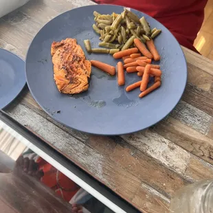 Salmon with green beans and carrots
