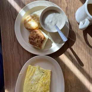 Vegetarian omelette with cheese and 2 Biscuits &amp; Gravy