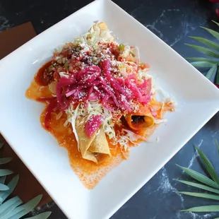 Tacos Catrachos.
Tacos Dorados res o Pollo con Cortilla Hecha  mano