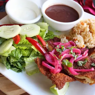 Milanesa de Pollo con ensalada, Arroz y frijoles.