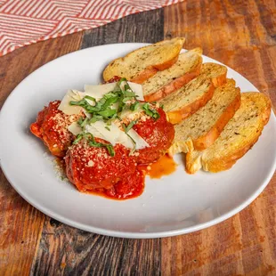 a plate of pizza and bread