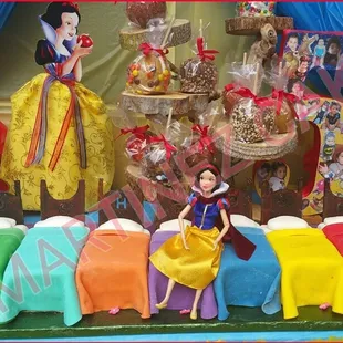 I order a cake for a Snow White party just the lil beds it came out amazing!