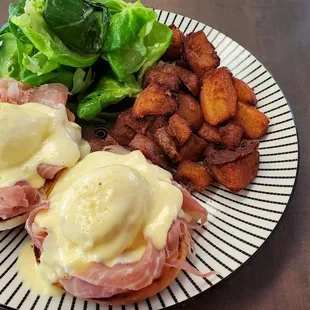 Eggs Benedict with prosciutto