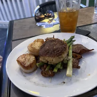 Crab cakes and scallops, lovely!