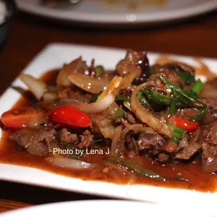 Spicy Beef Shasta ($18.25) - Wok seared beef slices sautéed with onion, tomatoes, chilies &amp; scallions in ginger garlic sauce