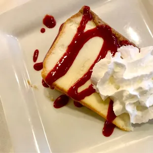 Cheesecake with raspberry coulis
