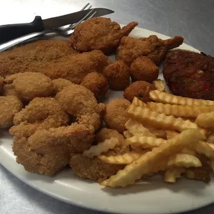 Mama famous seafood platter! It includes shrimp, flounder, and crab! A giant of a meal.