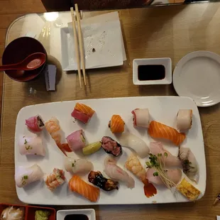 Sushi platter with sweet shrimps (2x) and a spicy rainbow roll
