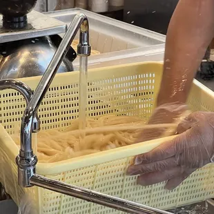 Rinsing out the freshly made udon