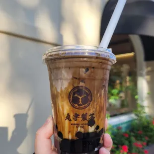 hojicha latte + okinawaboba (medium, ice)