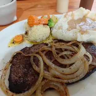 steak, mashed potatoes, carrots, and mashed potatoes