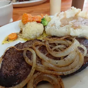 steak, mashed potatoes and carrots