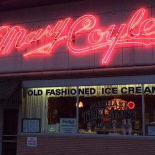 Love that vintage neon!