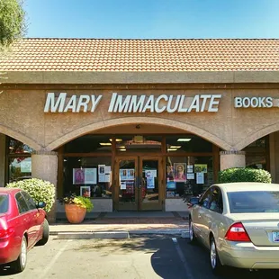 Store entrance. View from the parking lot.