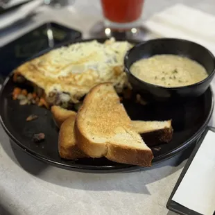 Omelet, grits and toast