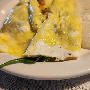 Veggie omelet with grits