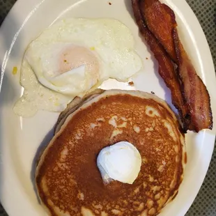 Pancakes, egg over medium, bacon