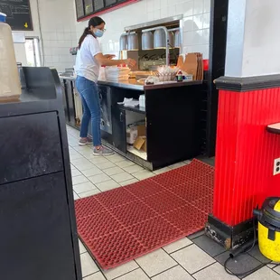 Show are you people who are wondering about what is Maryland fried chicken it is a place where you lock up your hunger