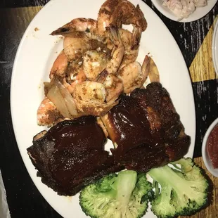 The shrimp and rib special is fantastic! This restaurant has a great location for my family to all meet up and have a great meal!