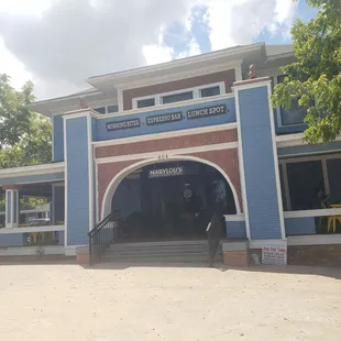 Front area, there are places to sit on both sides of the porch.