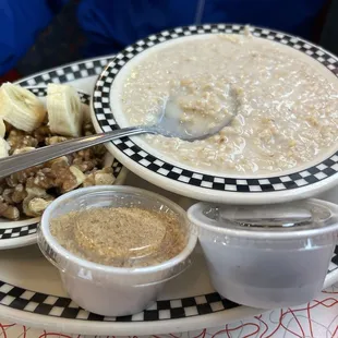 Oatmeal with bananas &amp; walnuts
