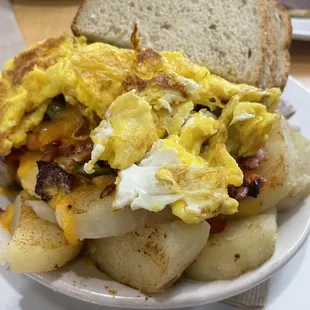 a plate of breakfast food